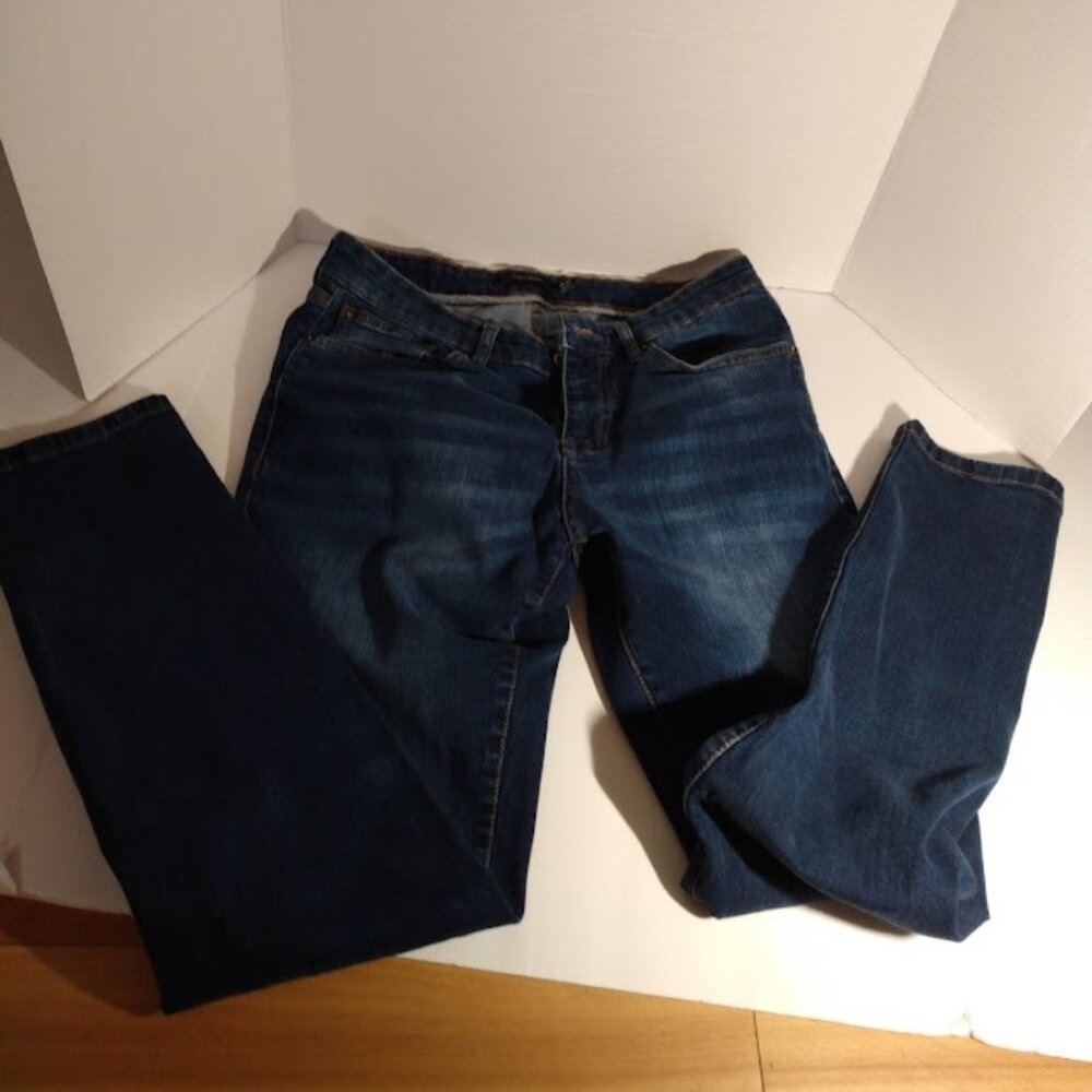 Tahari: Woman's blue jeans 5 pocket. Fabric 99% Cotton, 1% Spandex. Waist 32.